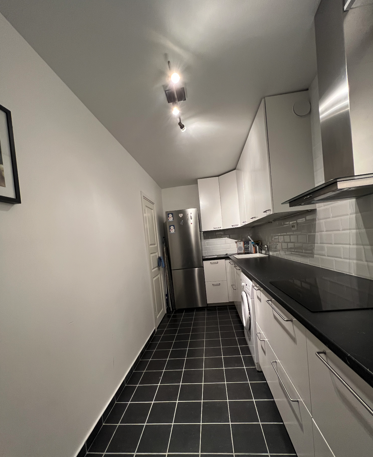 Moderne tidsriktig kjøkken fra 2022 med oppvaskmaskin og vaskemaskin. Galleribilde