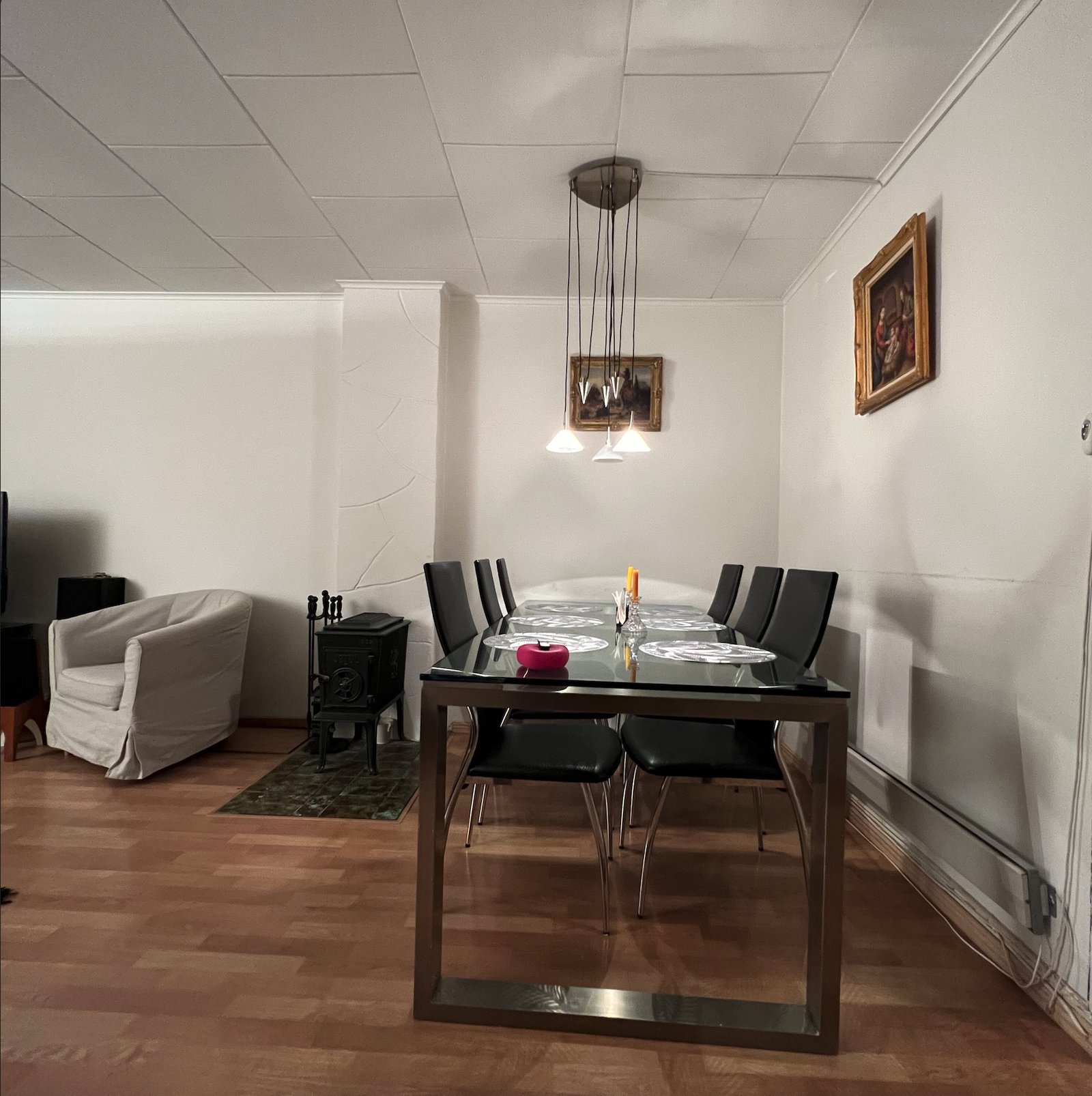 Stor stue med god plass til sofagruppe og spisebord. Galleribilde