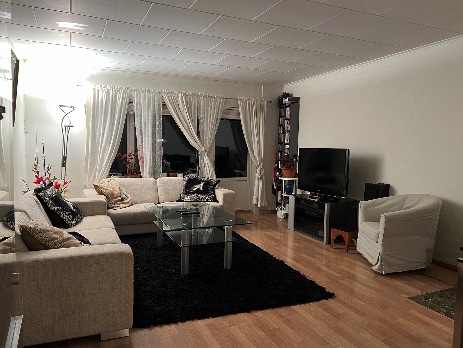 Meget romslig stue med store vindusflater. God plass til sofagruppe og spisebord. Galleribilde