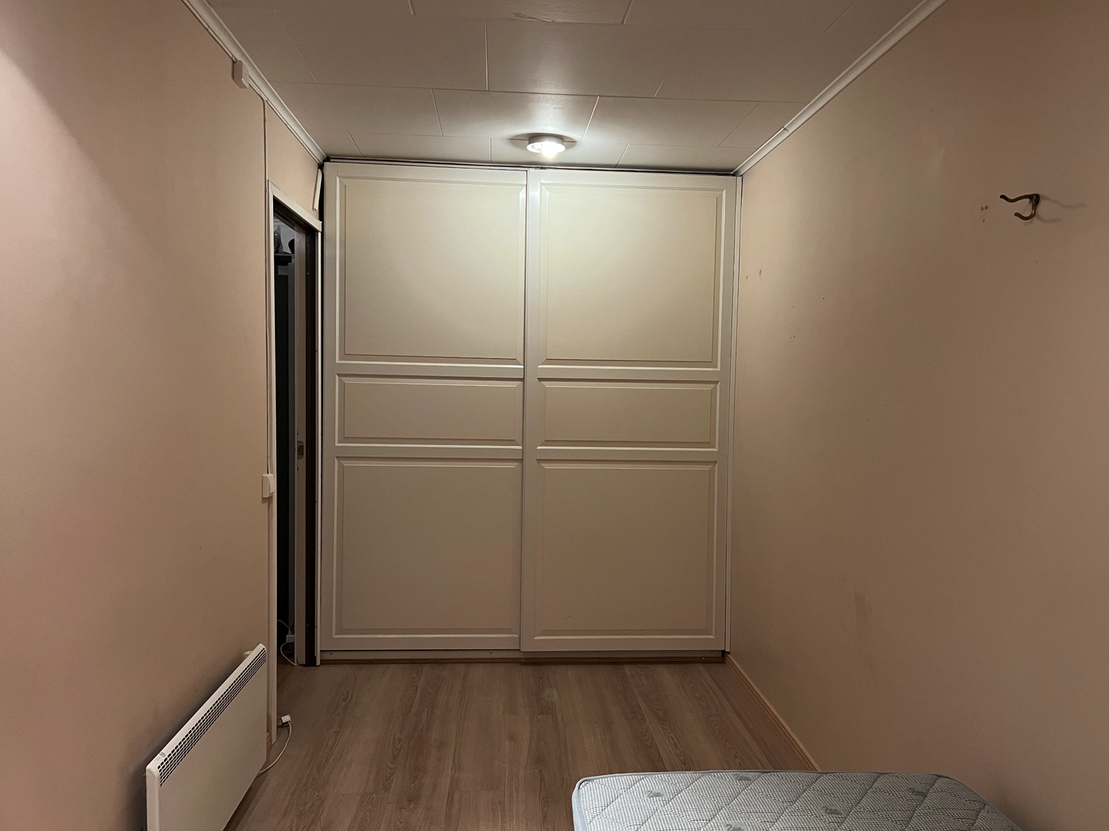 Roomslig soverom 3 med innbygd stor skyvedørs garderobe. Galleribilde