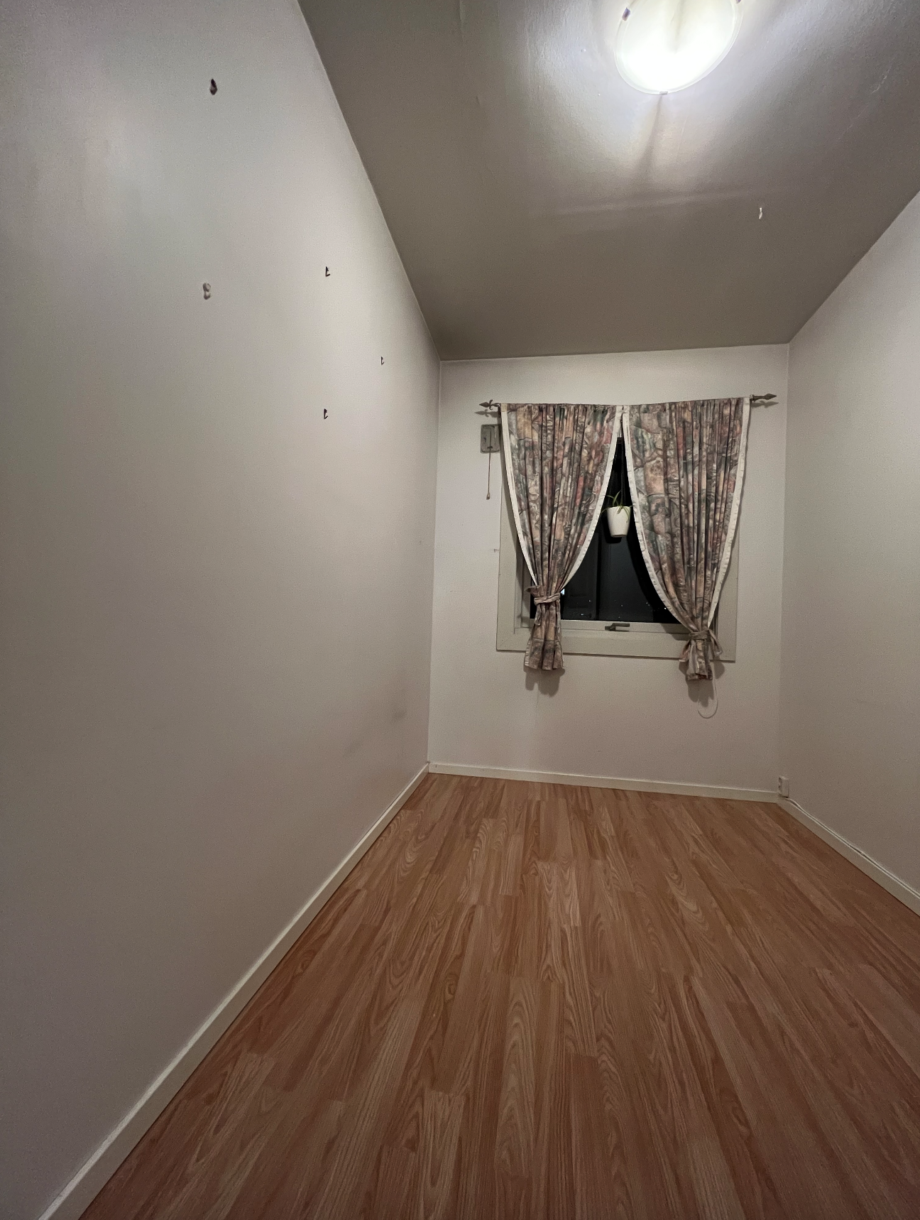 Soverom 2 ligger høyt i første etasje med usjenert utsikt Galleribilde