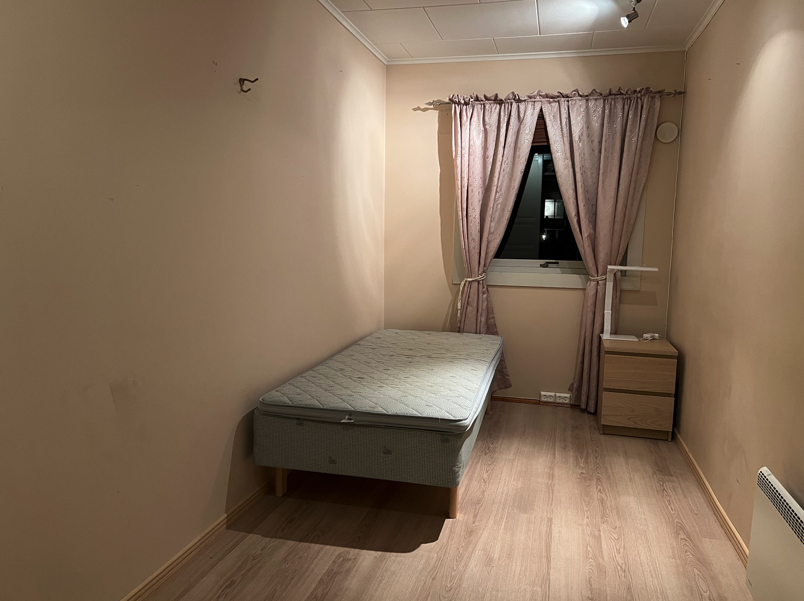 Soverom 3. Romslig og usjenert. Ligger høyt i 1 etg. Det er plass til å innrede med dobbeltseng. Galleribilde