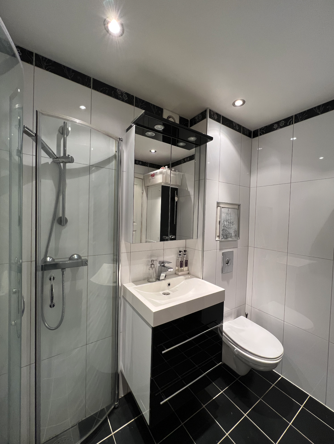 Pen og tidsriktig flislagt bad med varmekabler og plass til tørkestativ. Galleribilde