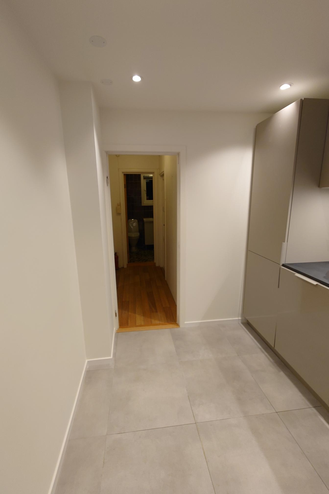 Kjøkken mot bad Galleribilde