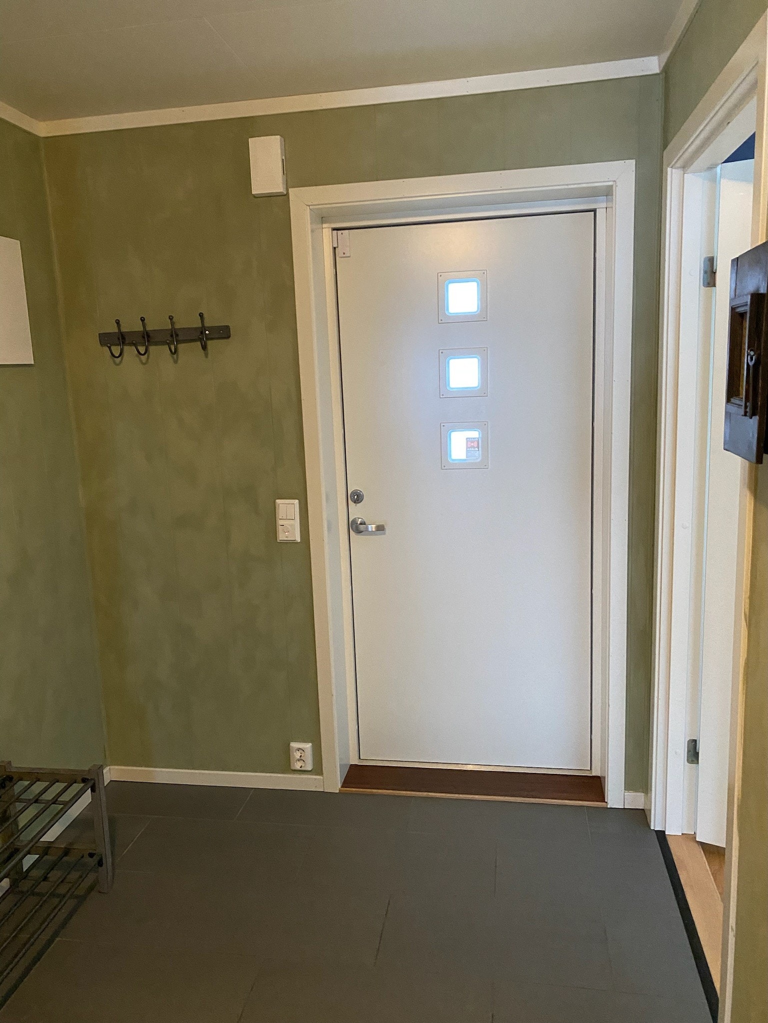 Yttergang, flislagt med varmekabler. Galleribilde