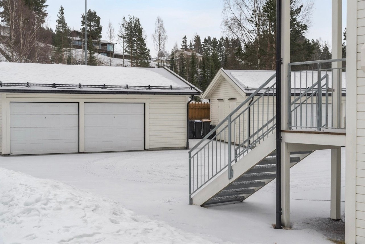Garasje med elektrisk port, og romslig utebod. Galleribilde