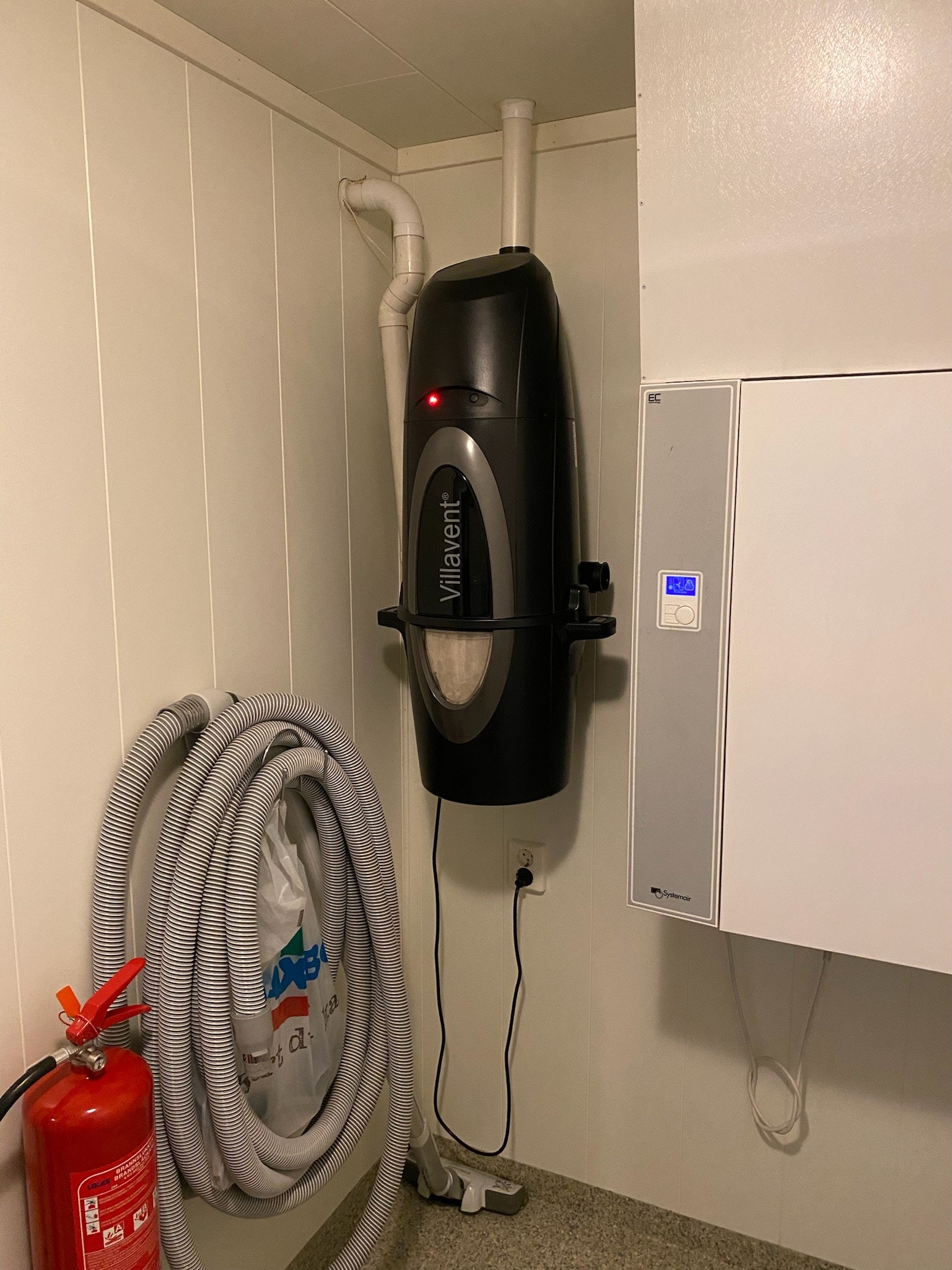 Sentralstøvsuger og ventilasjonsanlegg i innebod. Mulighet for tørketrommel eller skap her inne. Galleribilde