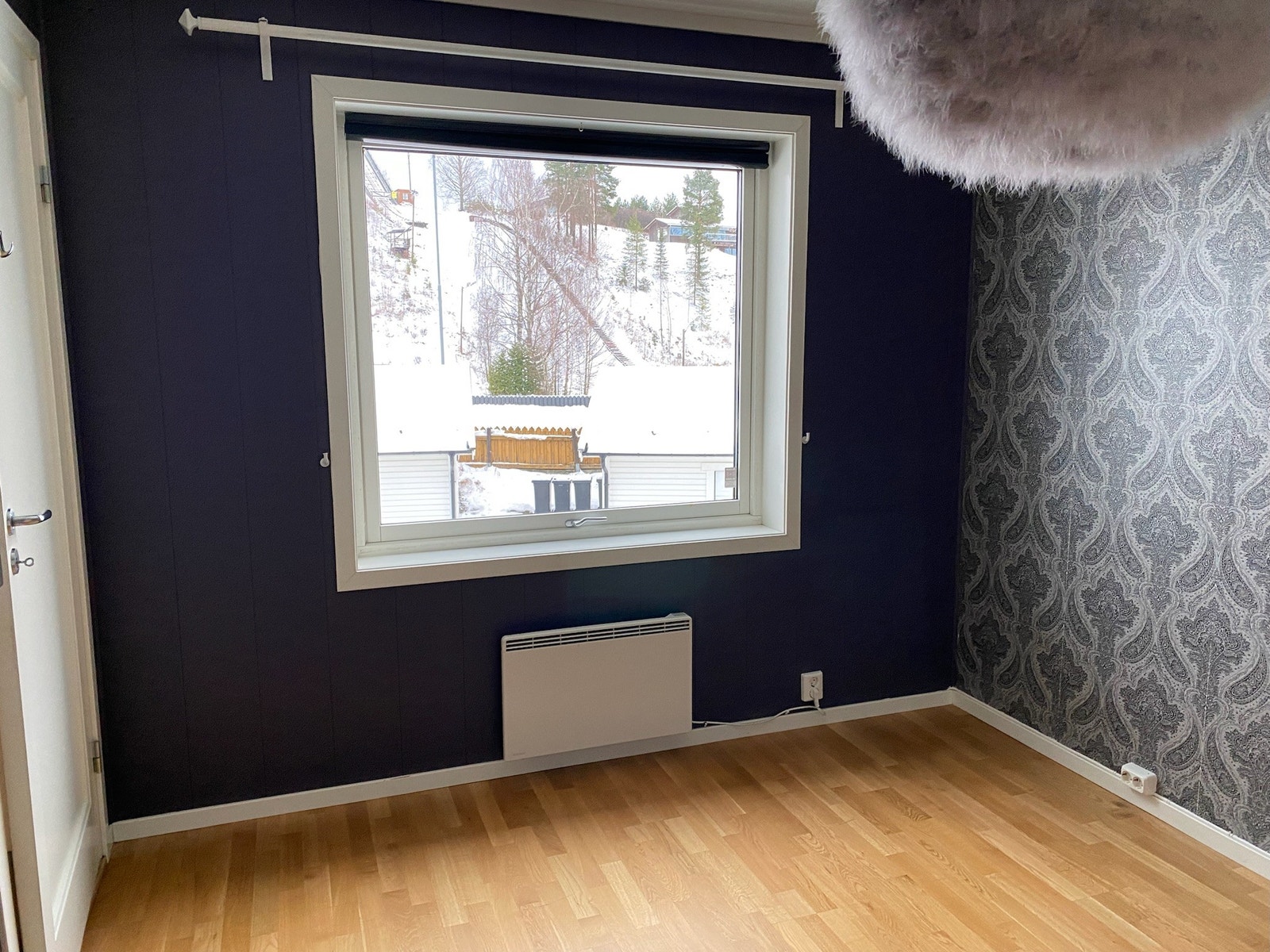 Romslig, med skapplass og god plass til stor seng. Galleribilde