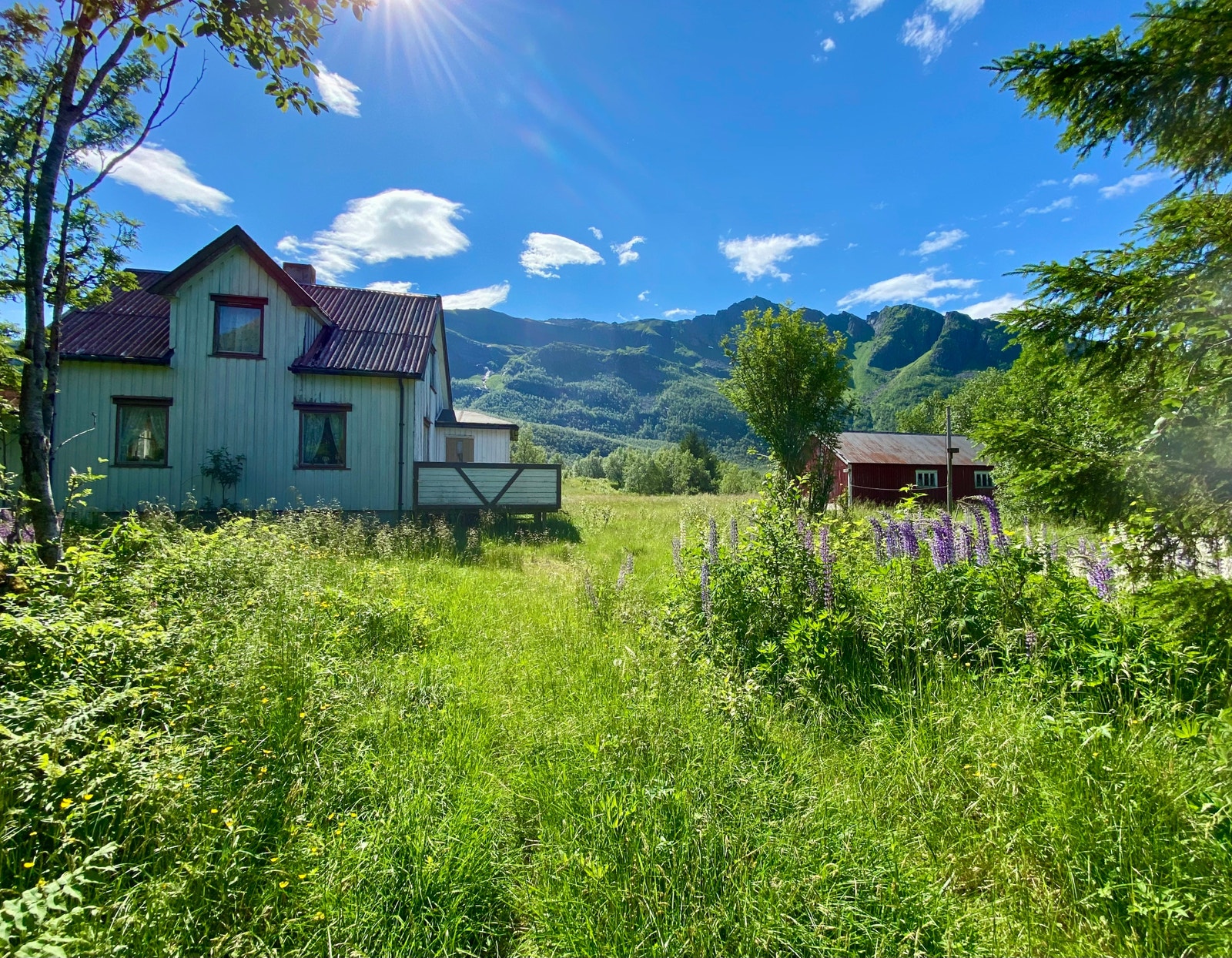 Bestemorshuset FØR oppussing - i sommeridyll, elv og badekulp like ved Galleribilde