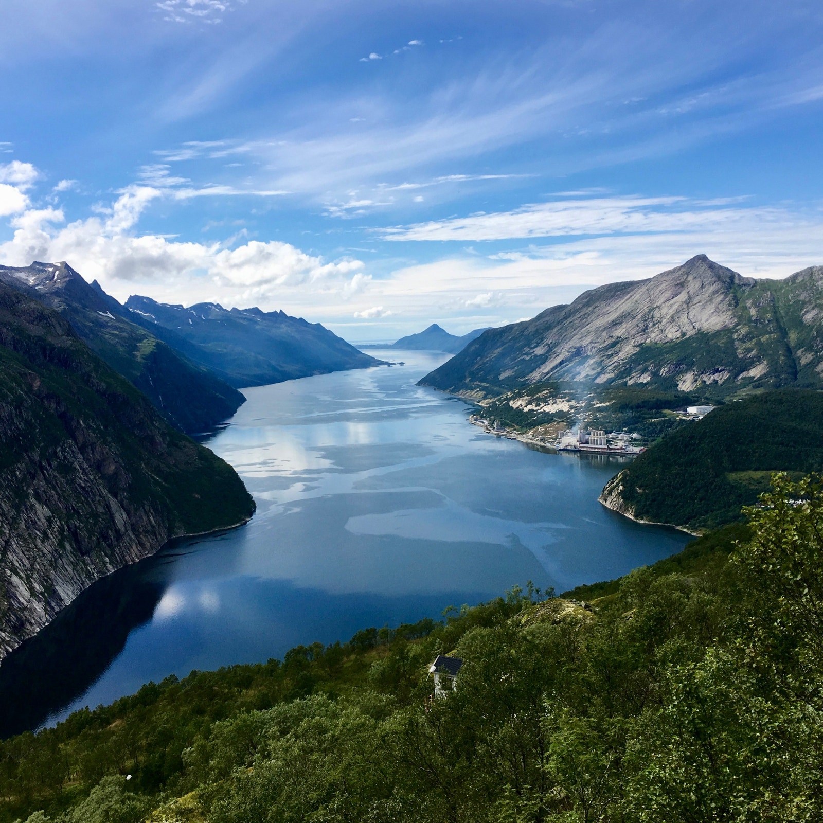 Ved Glomfjord finner du flotte fjell og Fykantrappa - over hundre år gammel tretrapp bygget av rallare Galleribilde