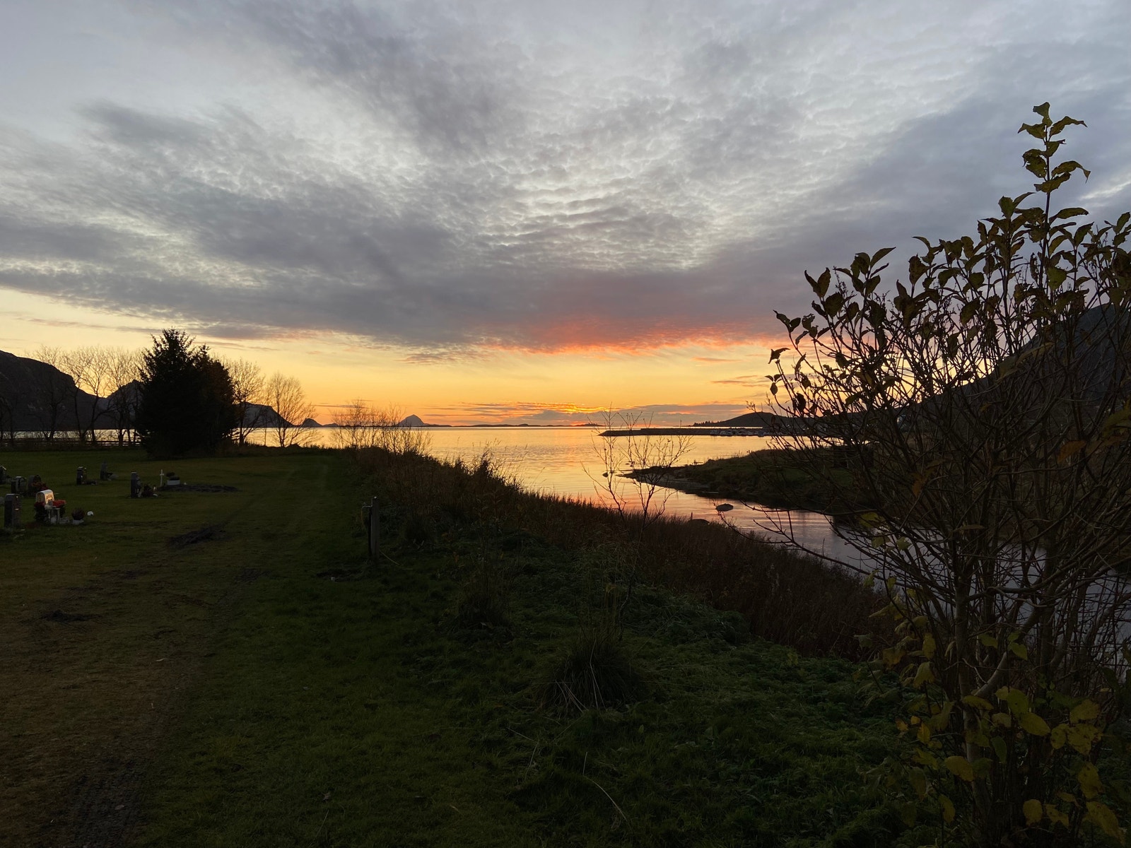 Nærområde - dette er Reipåelven som grenser til Bestemorhuset Galleribilde