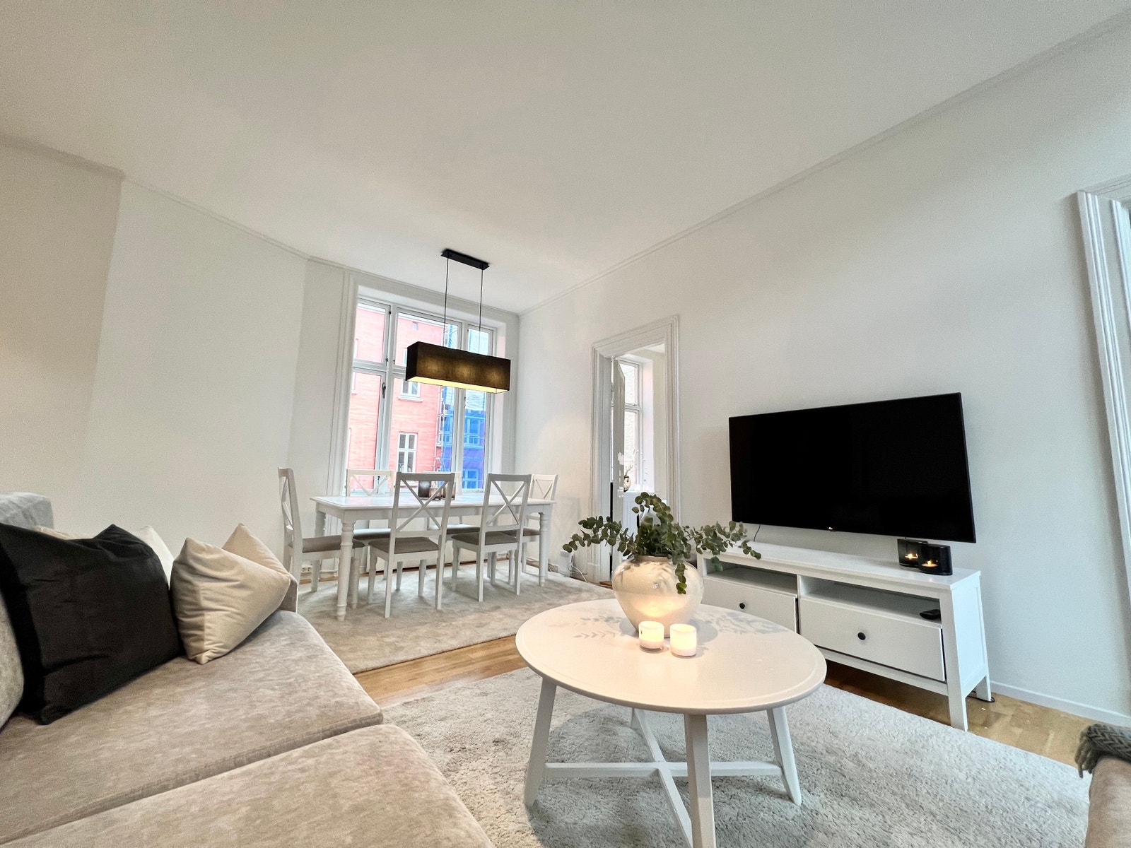 living room and dining area Galleribilde