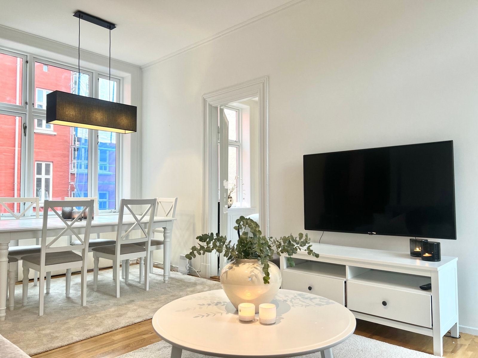 living room and dining area Galleribilde