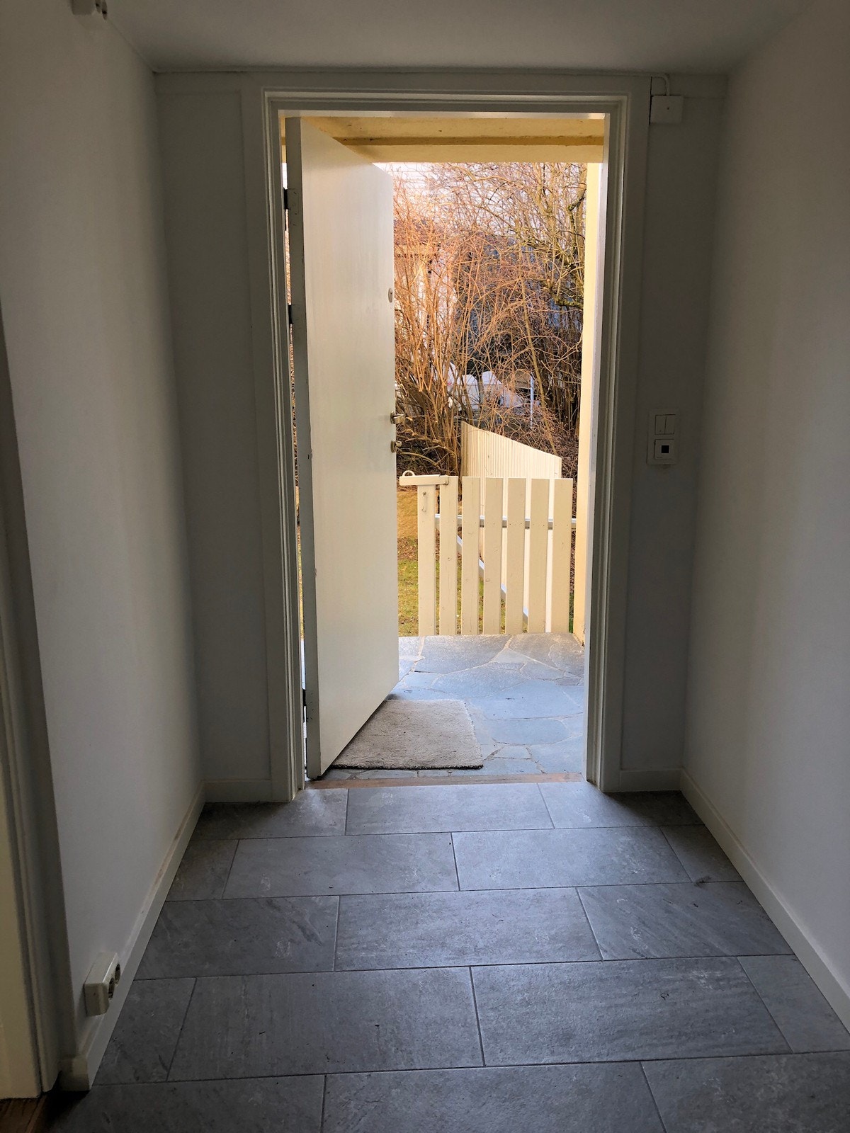 Gang, inngangsparti sett innenfra Galleribilde