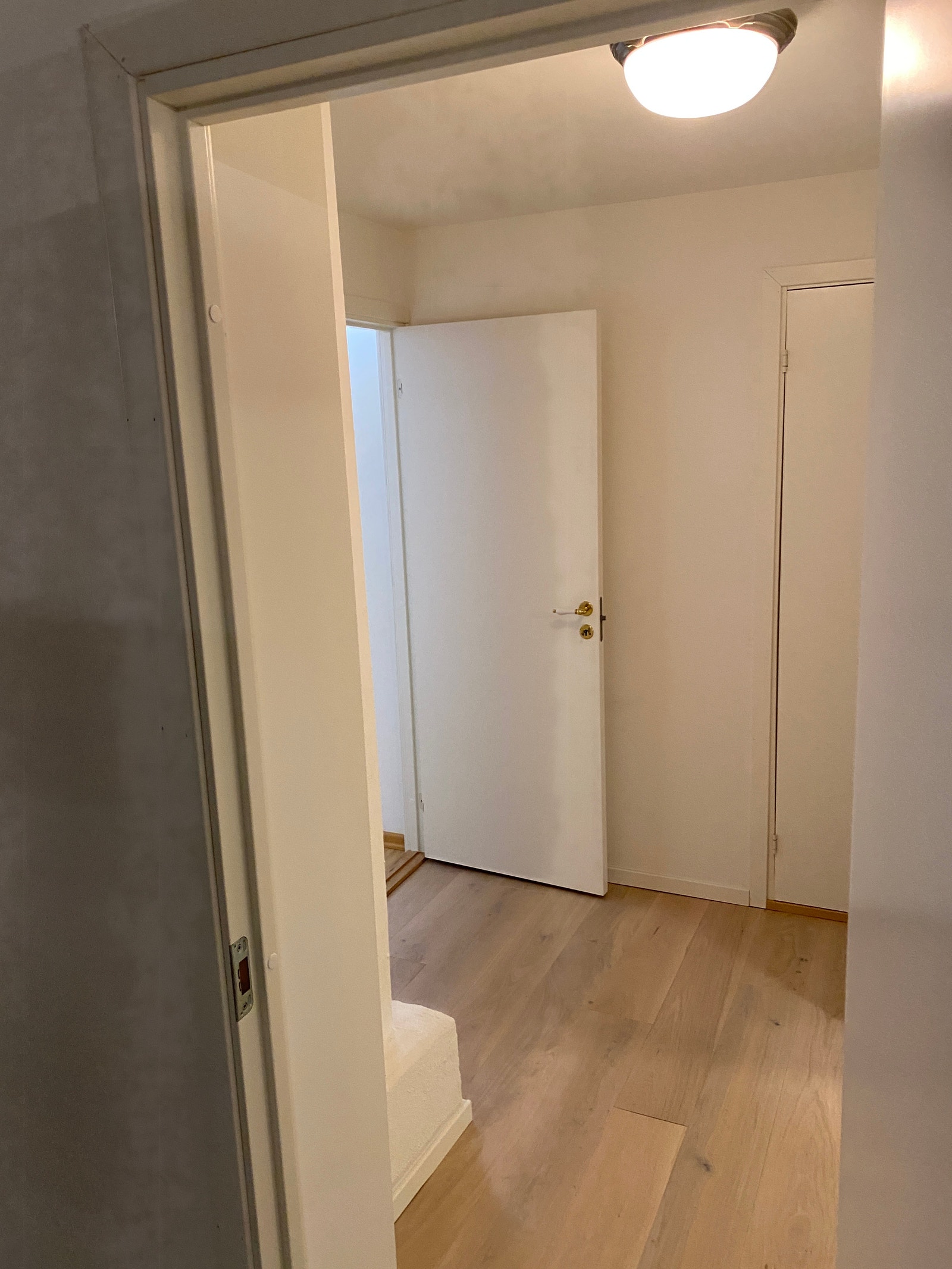 gang fra stue til sov og bad og teknisk rom Galleribilde