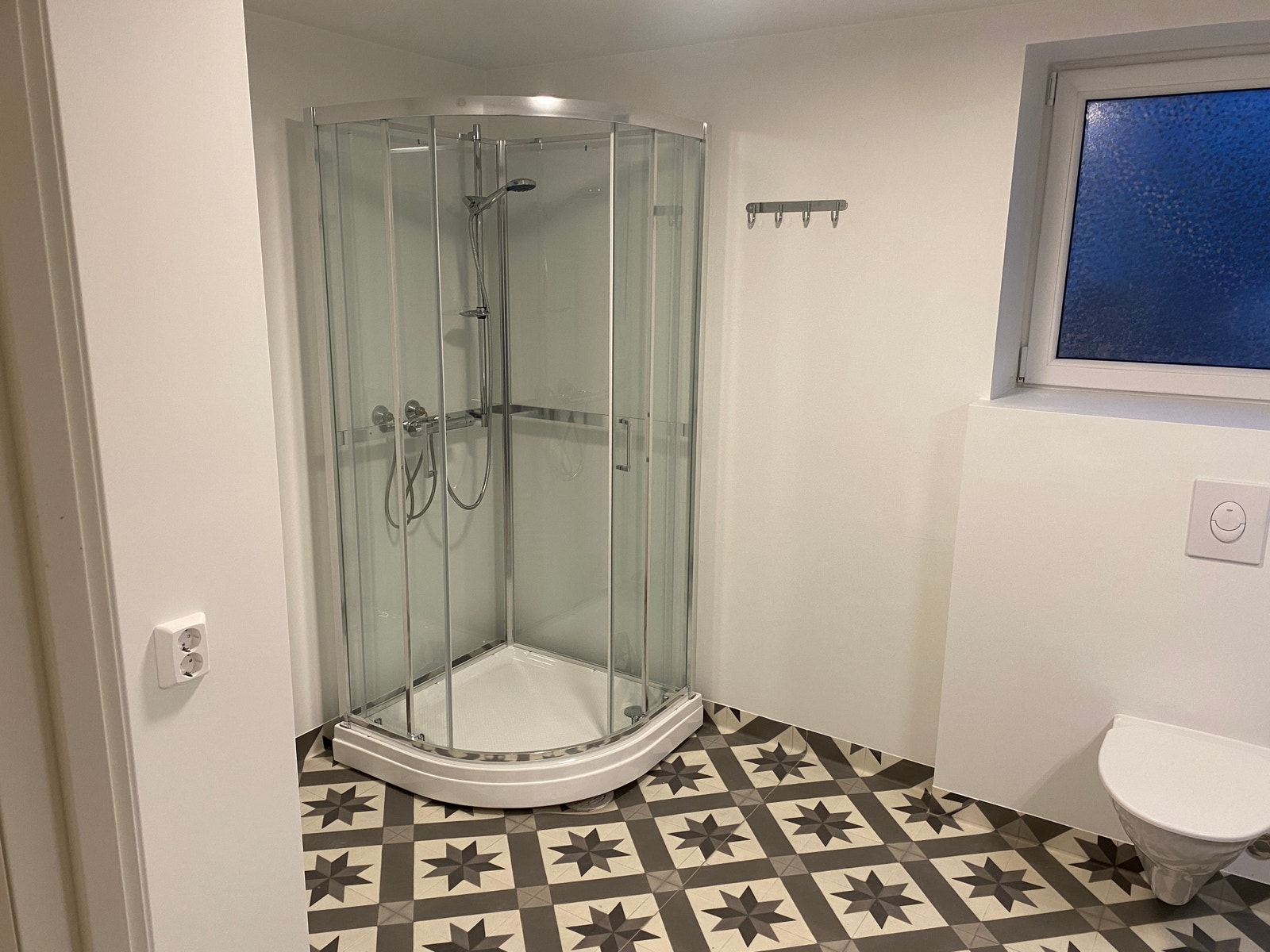 stort bad med plass vaskemaskin Galleribilde