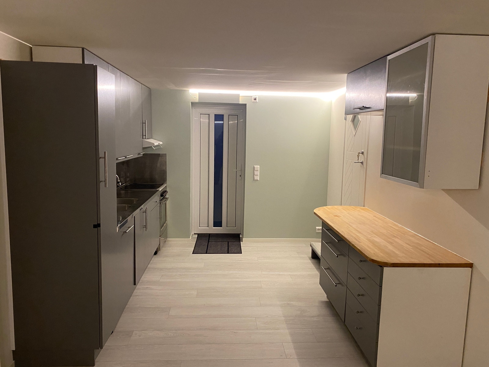 inngangsdør ,kjøkken sett fra stue Galleribilde