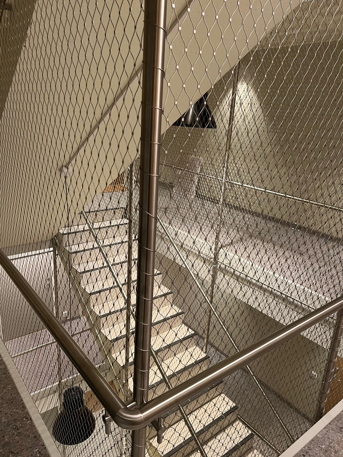 Trapperom utenfor leilighet, med heis i nærheten. Galleribilde