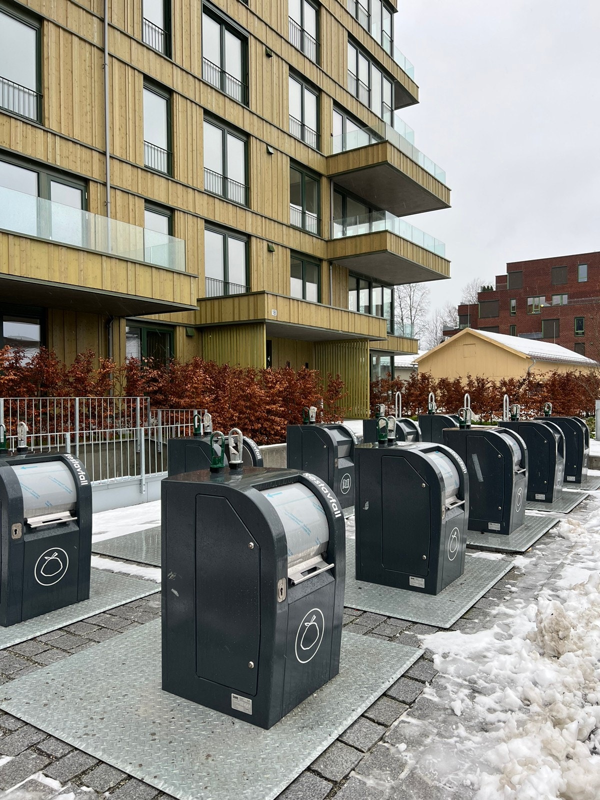 Felles søppelanlegg utenfor bygget. Galleribilde