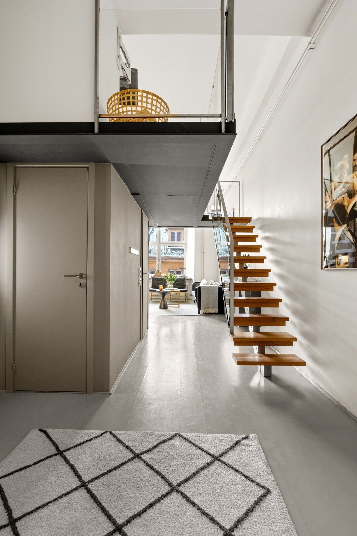 Generous entrance area with large wardrobe/entree med rikelig plass og stor garderobe Galleribilde