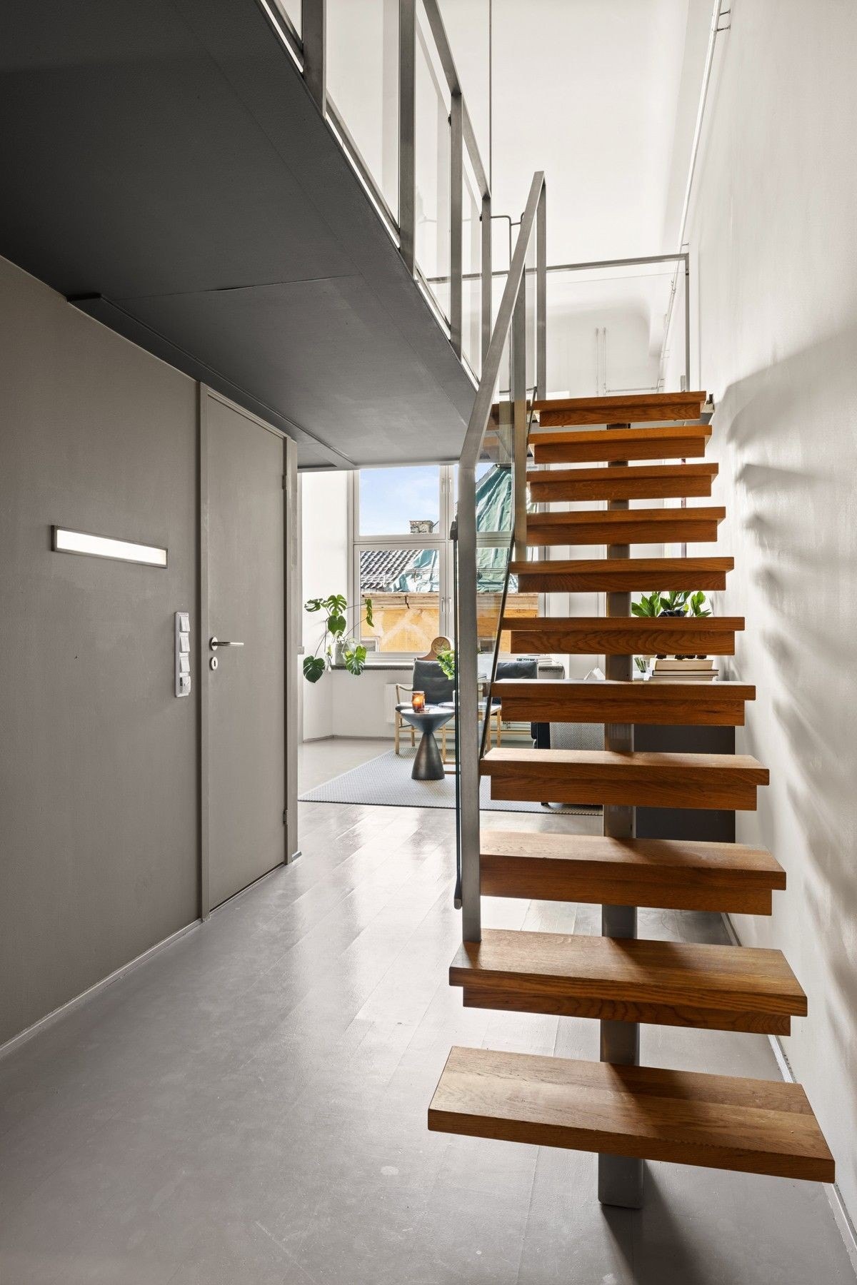 trapp opp mesanin fra entreen/staircase to the mezzanine from the entrance area Galleribilde