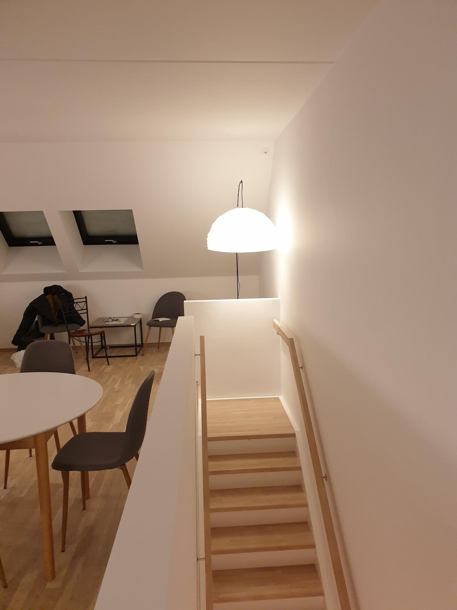 Kjøkken med trapp ned til inngang/bad/soverom Galleribilde