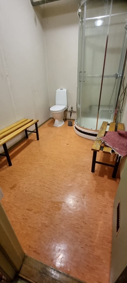 WC og dusj 2 etasje. Det er flere dusjer i kjelleren. Galleribilde