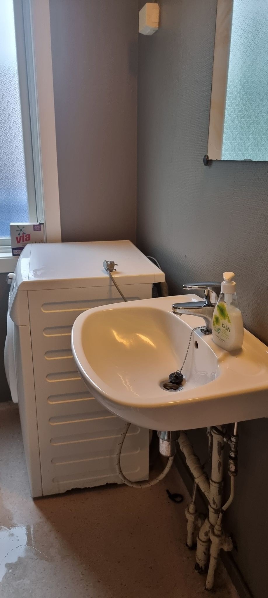 Vask og vaskemaskin på bad Galleribilde