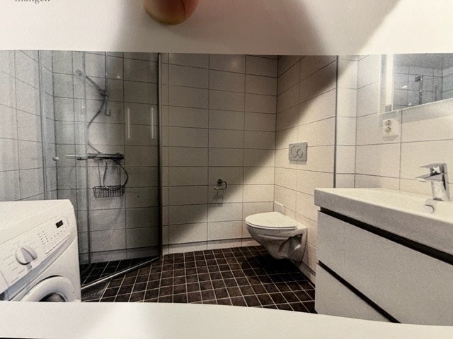 Bad med dusj og vaskemaskin Galleribilde