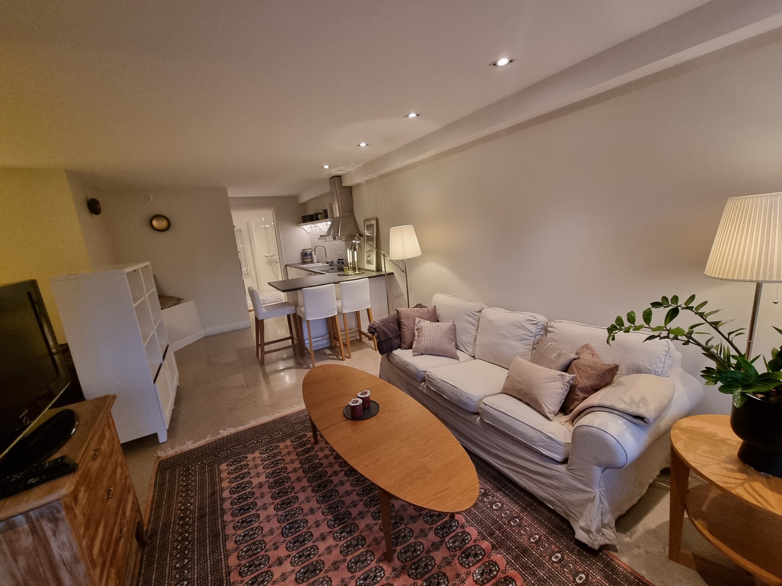 Sittegruppe/kjøkken og inngang bad i enden Galleribilde