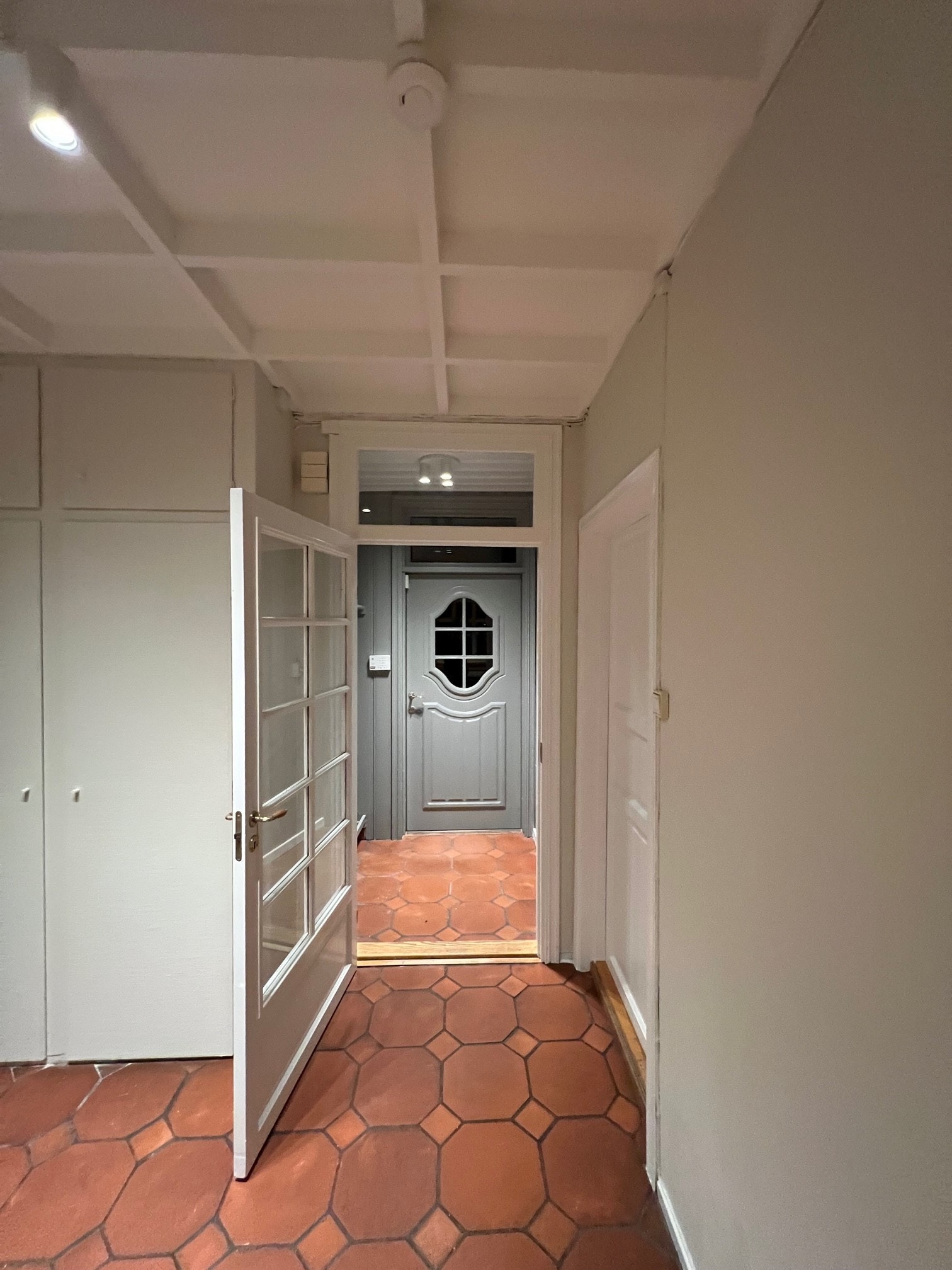 Stor gang med god lagringsplass Galleribilde