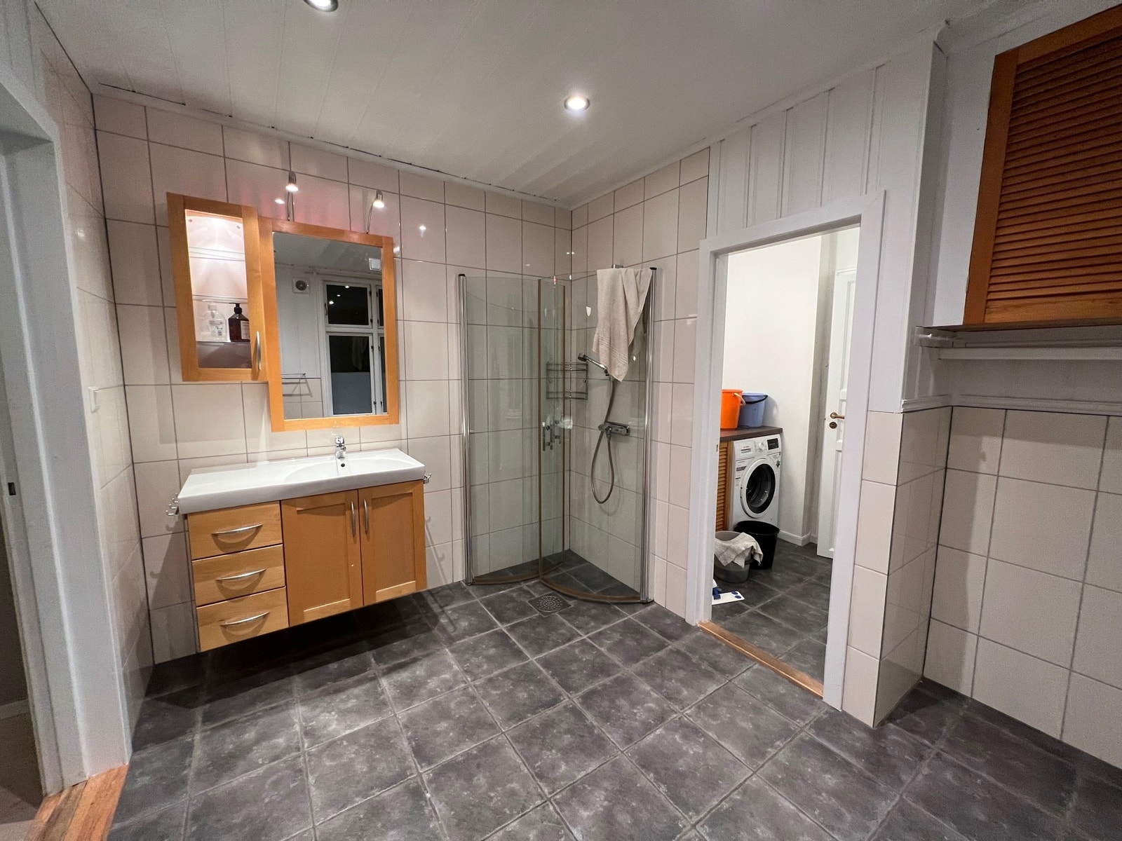 Bad med varmekabler og vaskerom Galleribilde