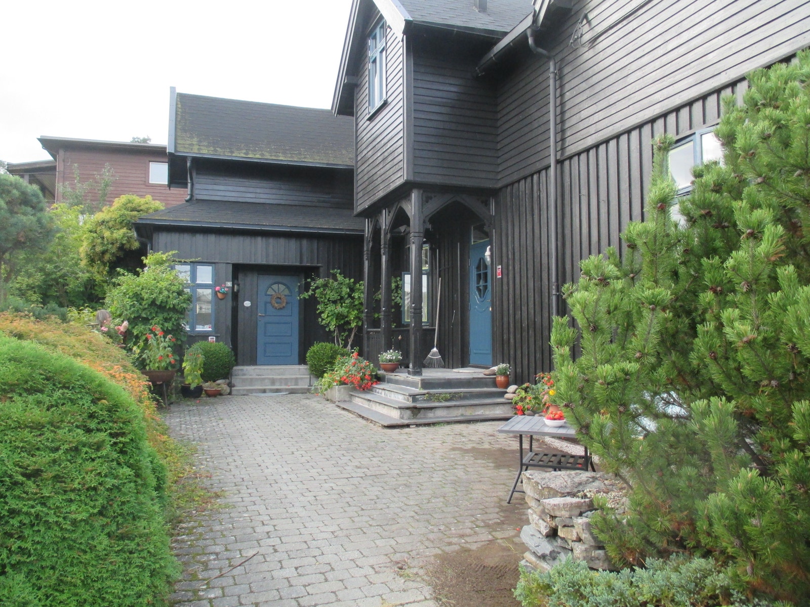 Inngangsparti blå dør til høyre Galleribilde