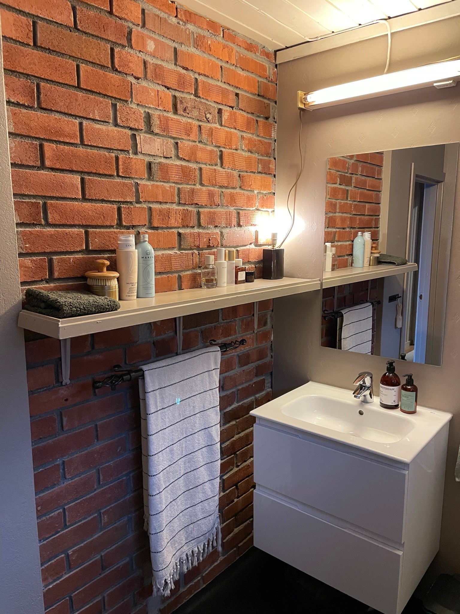 Bad med nytt baderomsmøbel Galleribilde