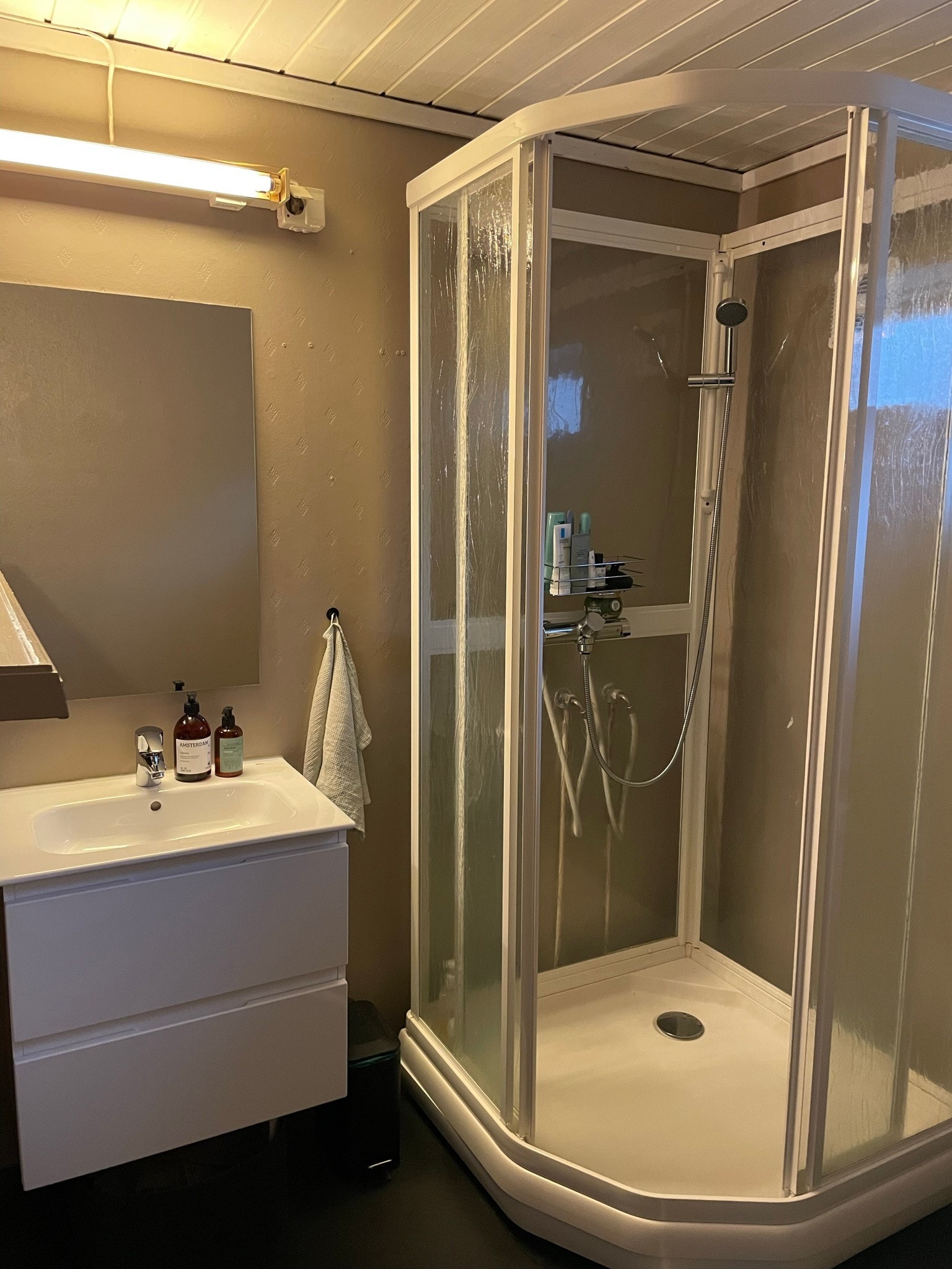 Bad med dusjkabinett Galleribilde