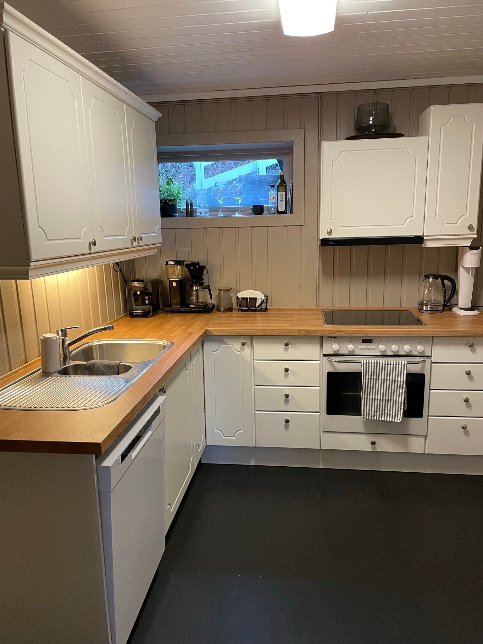 Kjøkken med hvitevarer Galleribilde