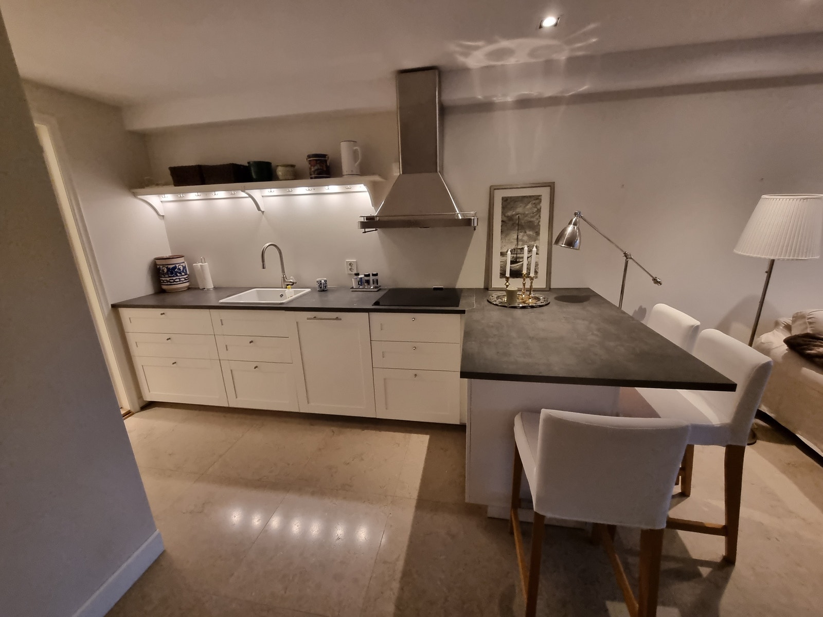 Nytt kjøkken med sittegruppe. Godt arbeidslys Galleribilde