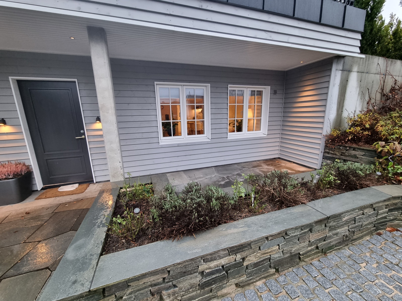 Fasade med sitteplass foran vinduene. Sol fra tidlig ettermiddag vår/sommer. Nordvestvendt. Galleribilde