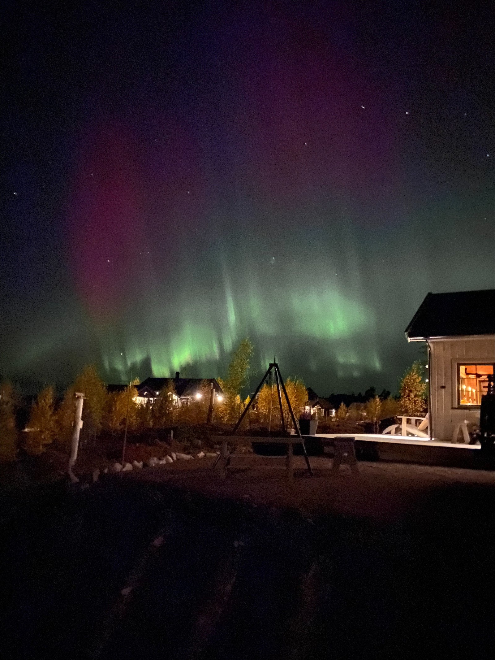 Når nordlyset danser over hytta - bilde tatt av eier Galleribilde