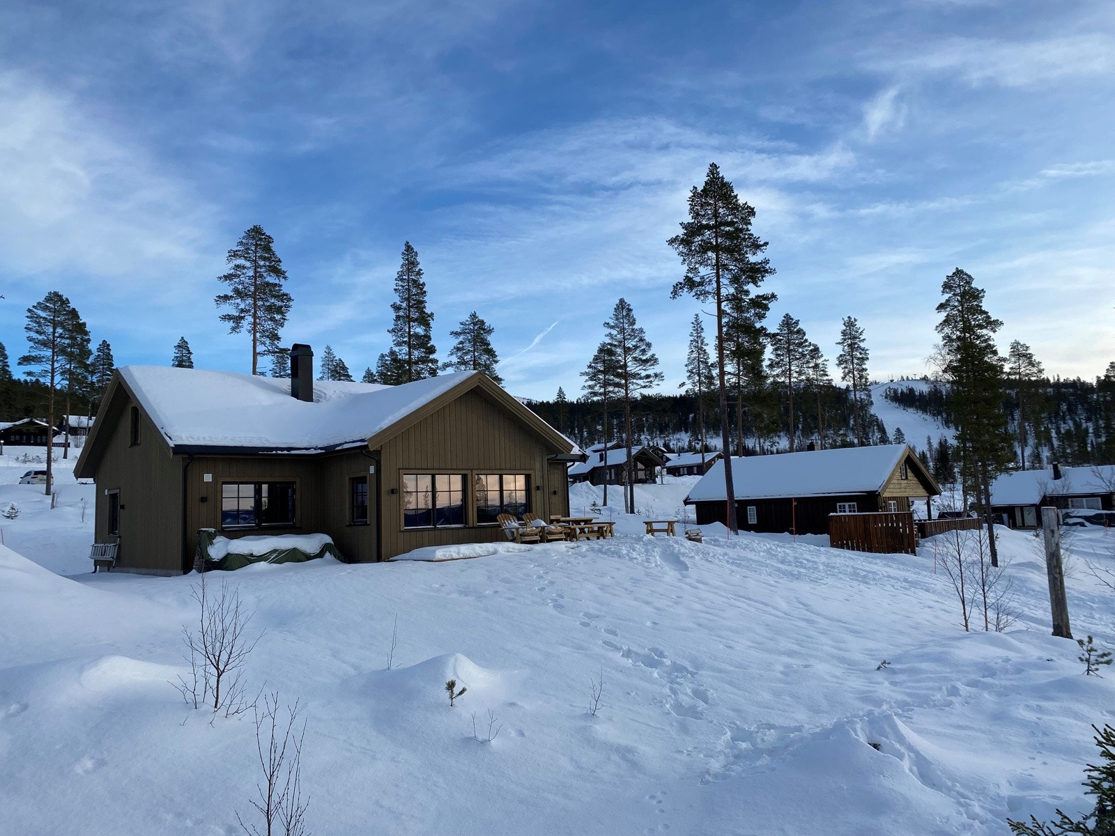 Fulufjellet - hytta med bakken i bakkant vinter. Bilde tatt av eier Galleribilde