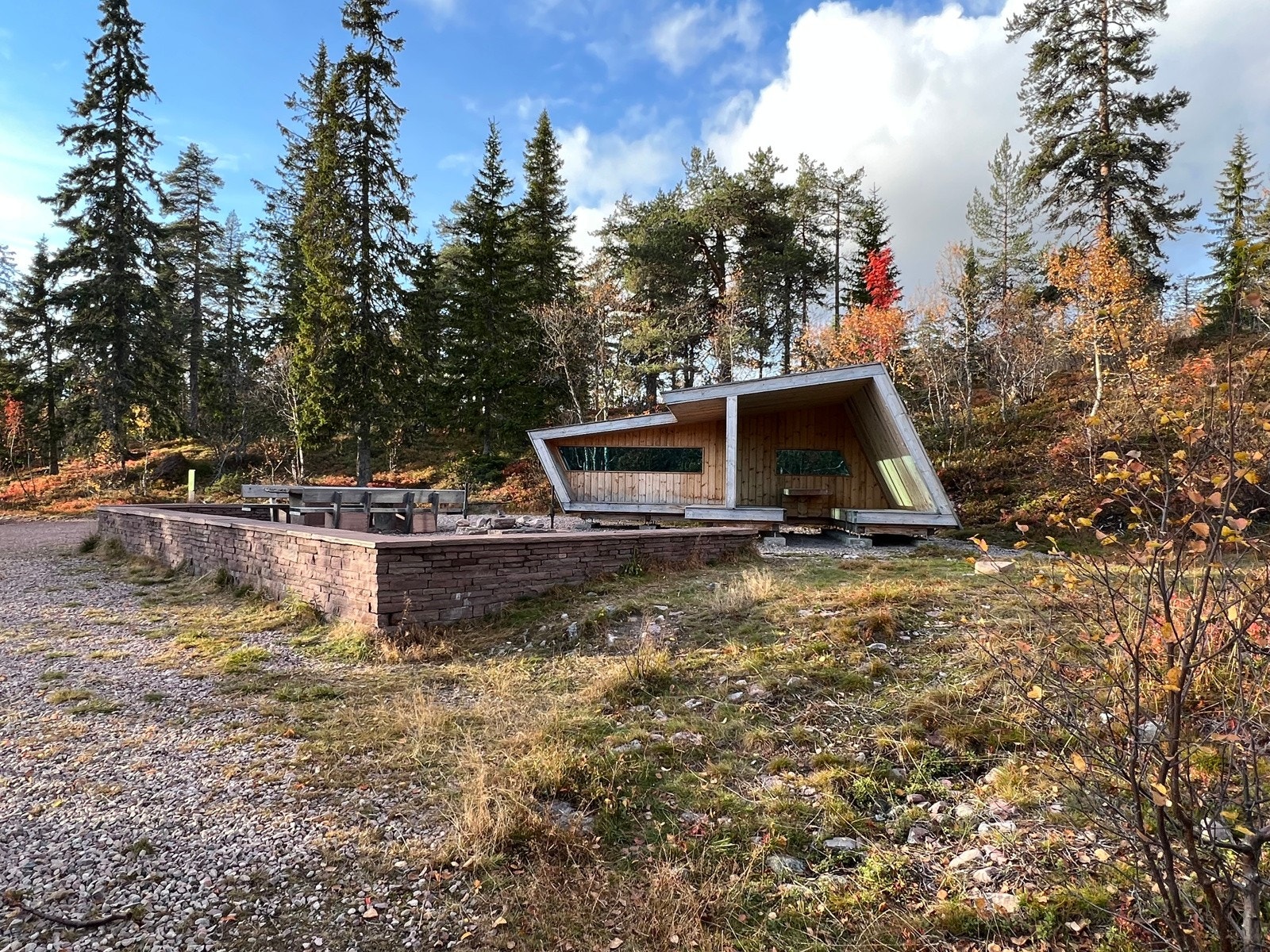 Tilrettelagt og koselig grillområde i foten av Brynsflået. Galleribilde