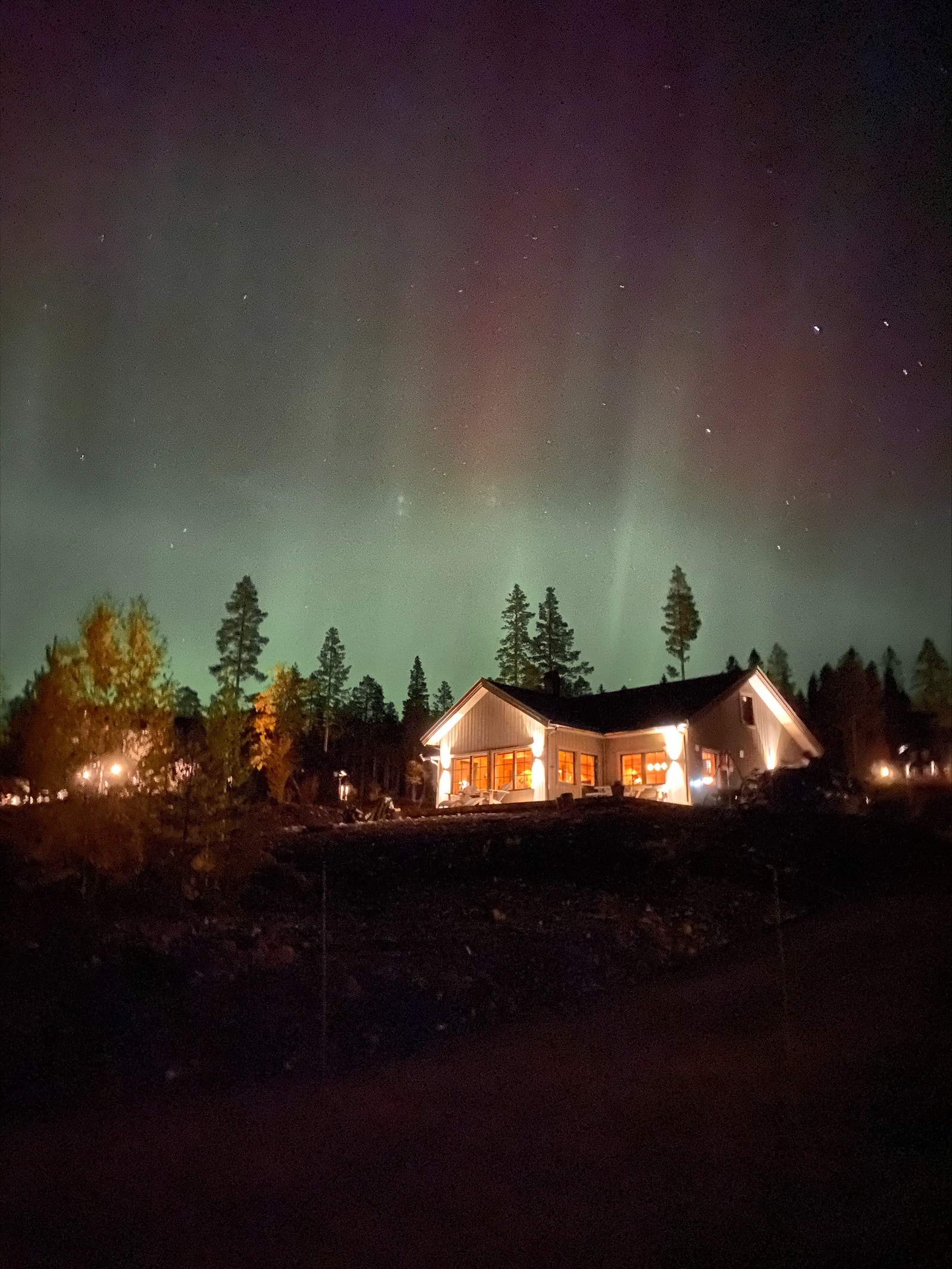 Når nordlyset danser over hytta - bilde tatt av eier Galleribilde
