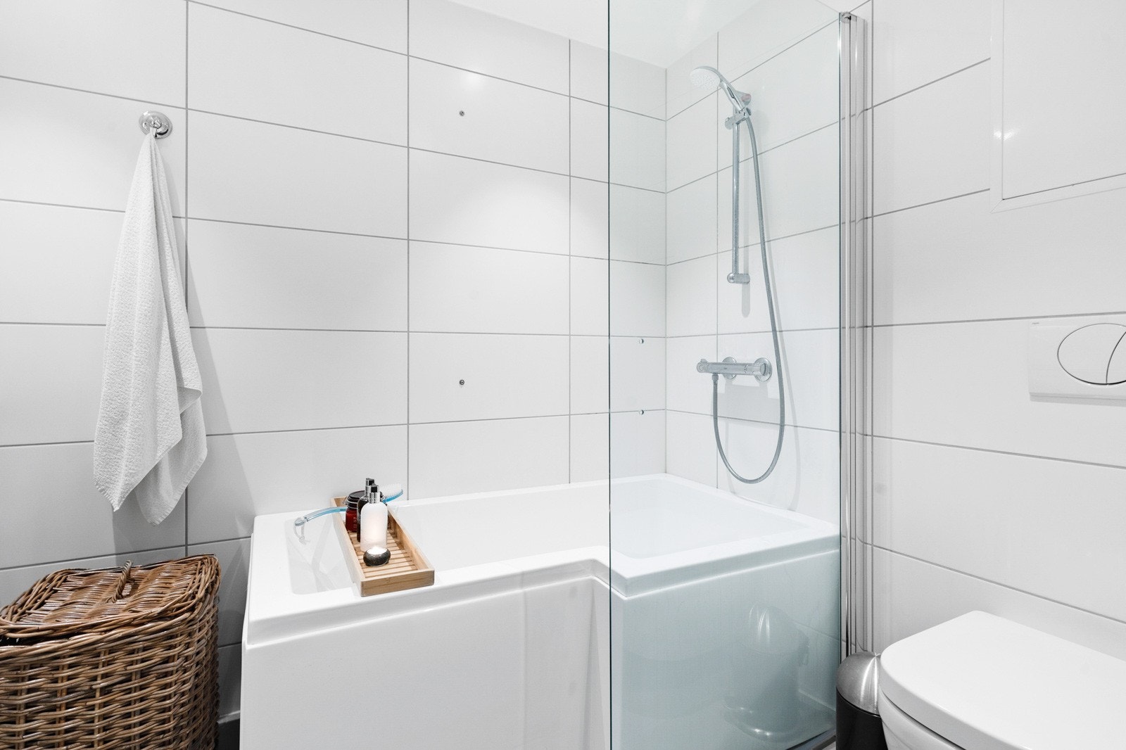 Lys, lekkert flislagt bad med dusj/badekar, downlights i himling og varmekabler i gulv. TG0 fra takstmann. Galleribilde
