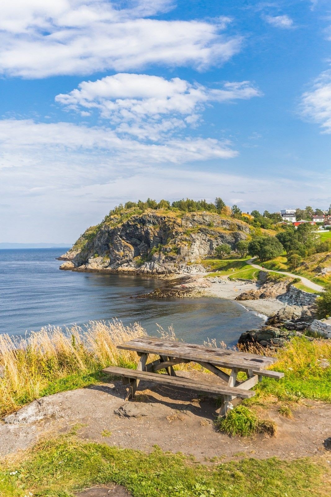 Ladestien rett i nærheten, med gode tur- og løpemuligheter. Her fra Korsvika med strand og badeplass. Galleribilde