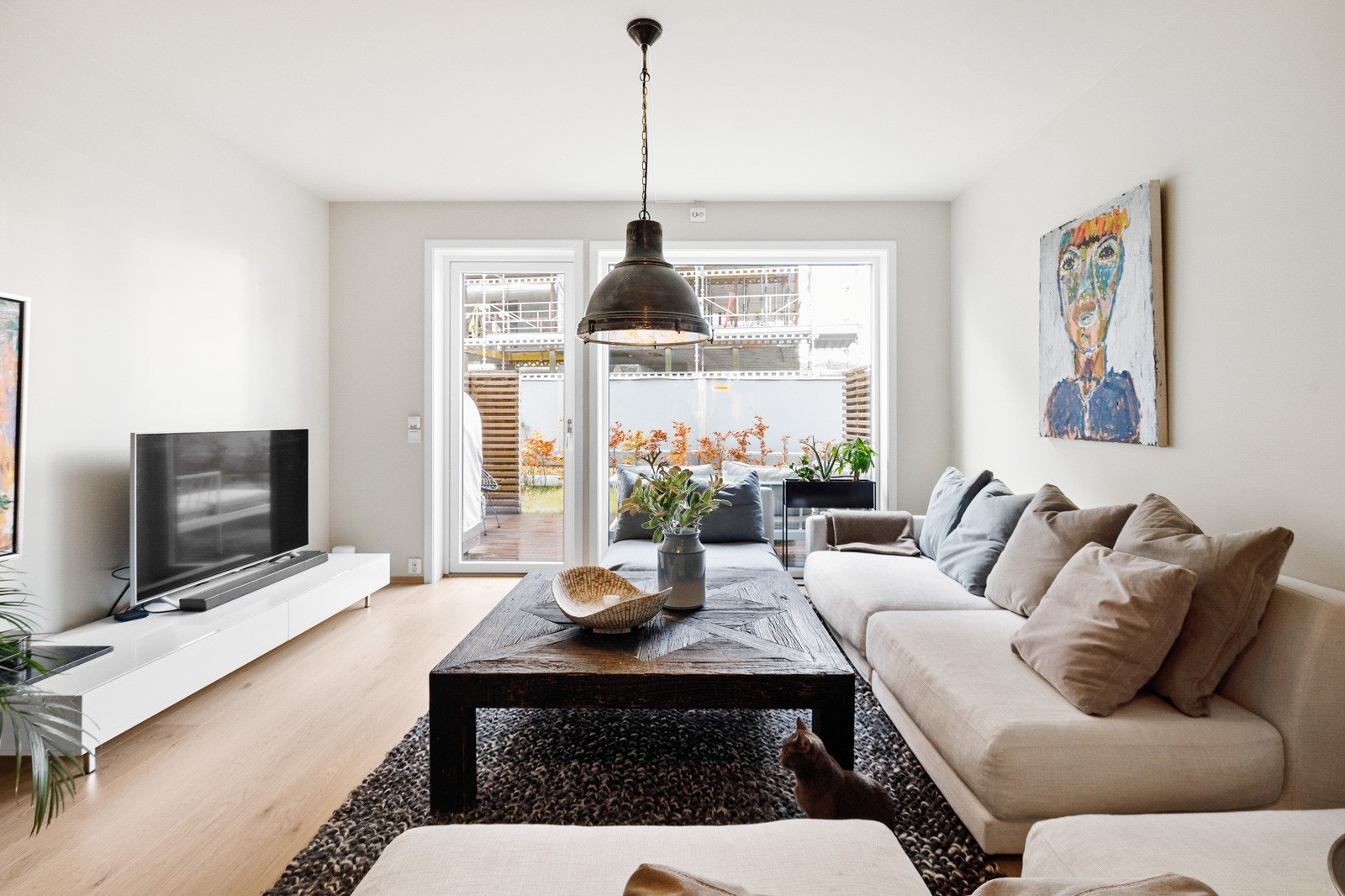 Rekkehuset sto ferdig i 2021 og har en romslig stue med god plass til sofagruppe og utgang til markterrasse med gode solforhold. Galleribilde