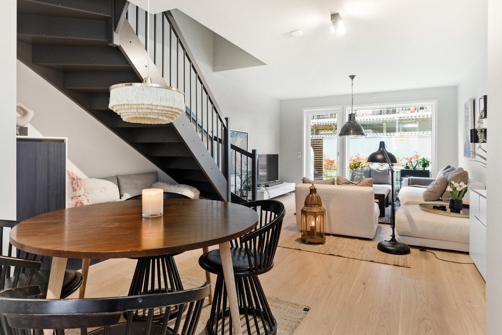 Boligen er malt i smakfulle farger (Jotun contemporary white) og oppleves som lys og luftig. Galleribilde