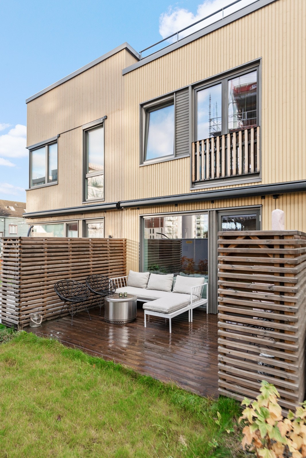 Pent opparbeidet uteareal med markterrasse og en hageflekk. Her har man gode solforhold på sommers tid. Galleribilde