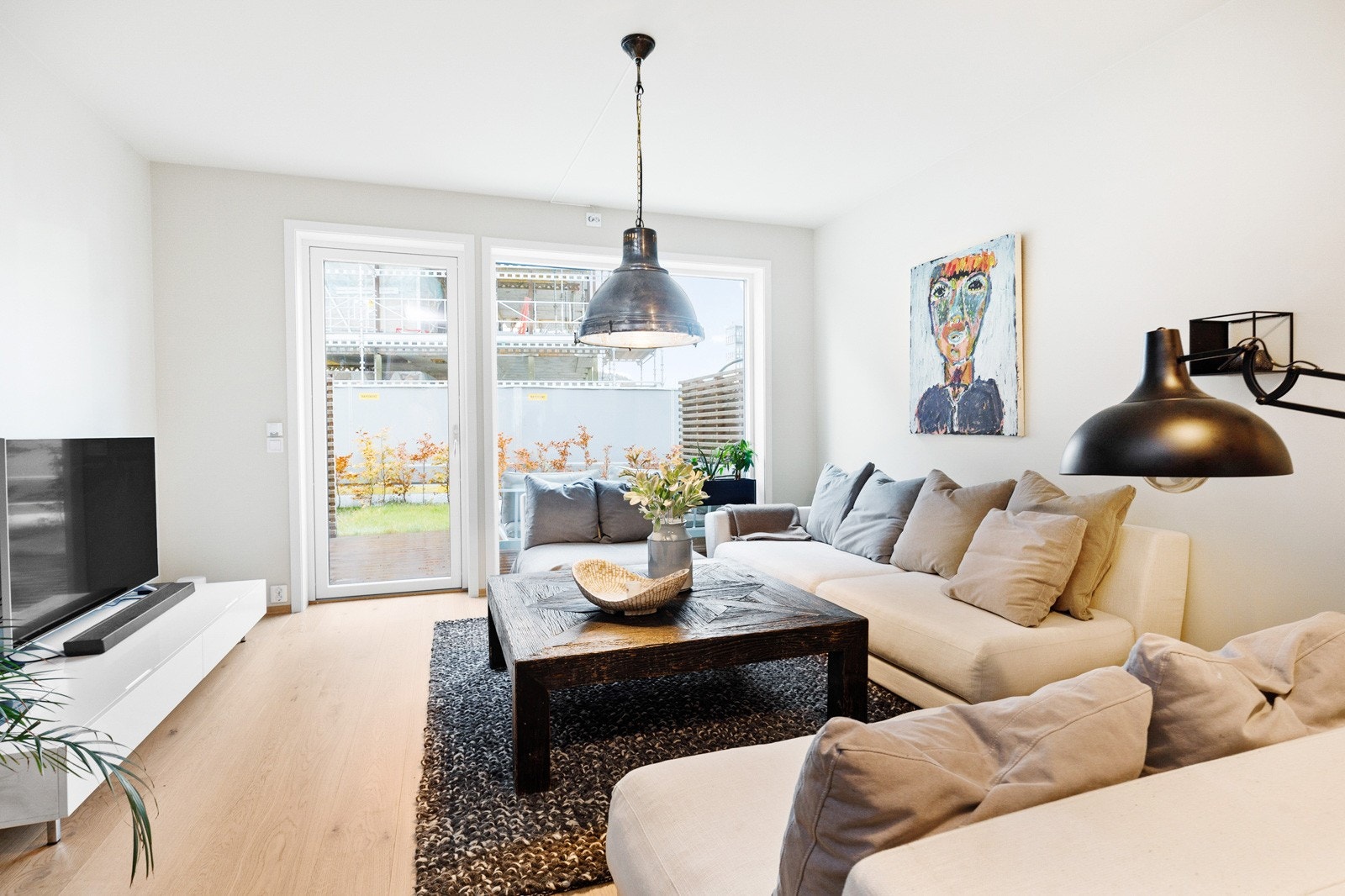 Stuen er meget romslig og har plass til stor sofa og tilhørende møblement. Galleribilde
