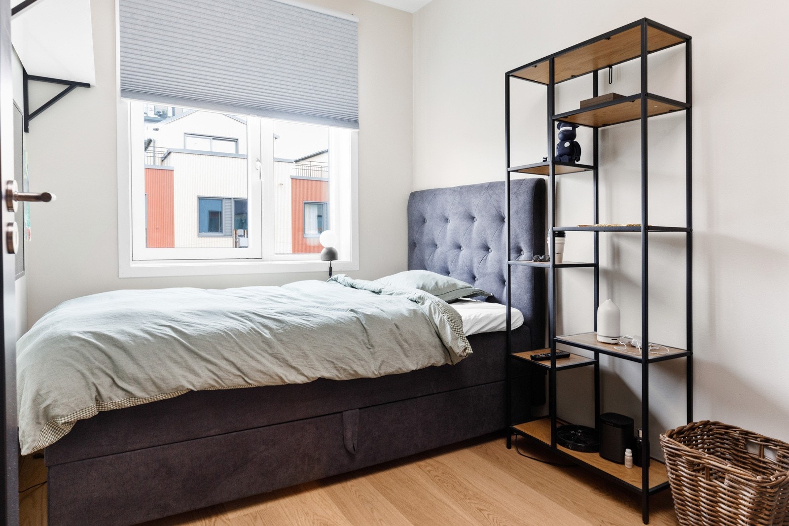 Soverom 2 med god plass til seng og garderobeskap. Galleribilde