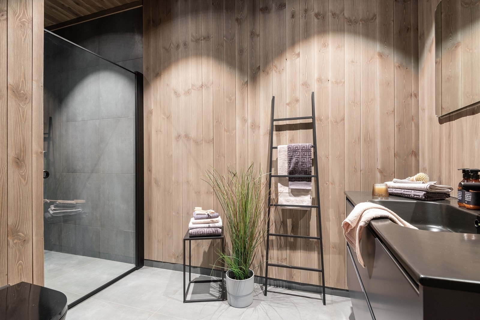 Baderom II beliggende i 1.plan med 100cm bred baderomsinnredning og heldekkende svart servant Galleribilde